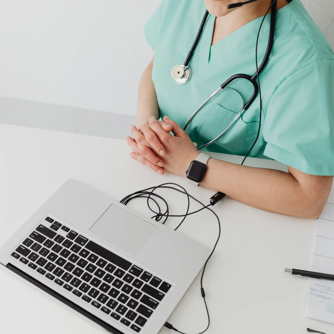 Infirmière en tenue de soin, à son bureau