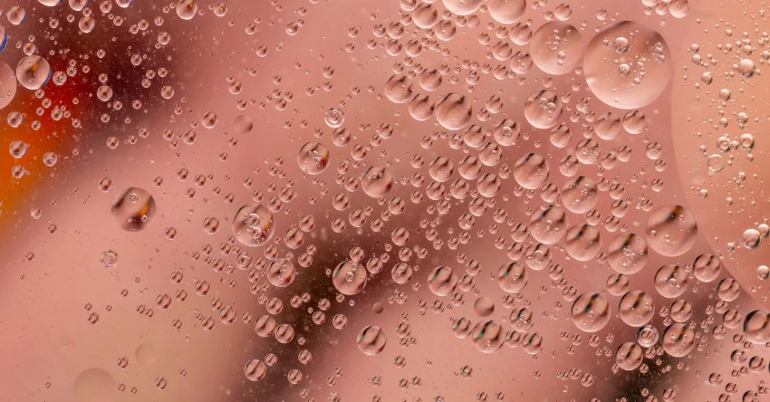 Geste de nanoneedling sur le visage
